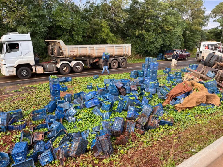 Motorista morre após caminhão carregado com pimentão tombar na região