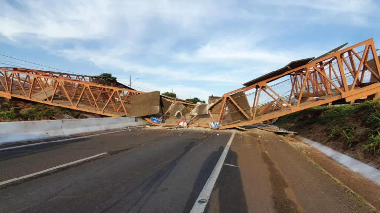 Caminhão derruba passarela e interdita trecho de rodovia