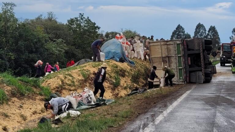 Duas pessoas morrem em tombamento de caminhão na BR-277, informa a PRF