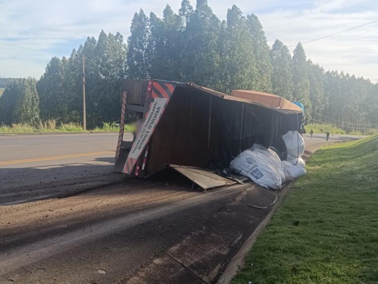 Carreta tomba sobre a rodovia BR-163 entre Marechal Rondon e Mercedes