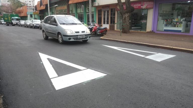 Ruas recém-pavimentadas na região central de Marechal Rondon recebem pintura provisória