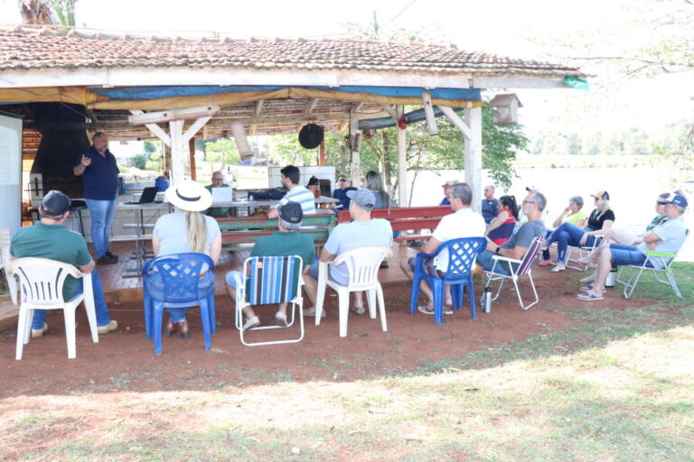 Piscicultores de Pato Bragado participam de curso voltado sobre importância da produção à indústria