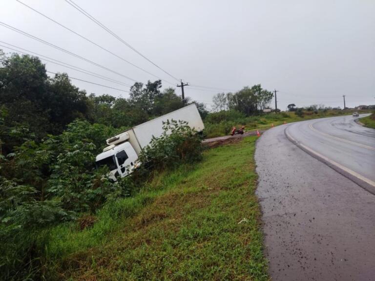 Condutor de caminhão perde controle da direção e sai da pista na BR-163 em Marechal Rondon