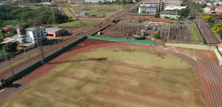 Suko busca informações sobre novo gramado para estádio e manutenção de parquinhos