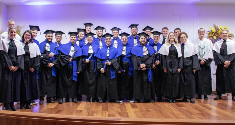 Primeira turma de Tecnologia em Análise e Desenvolvimento de Sistemas cola grau no Biopark Educação