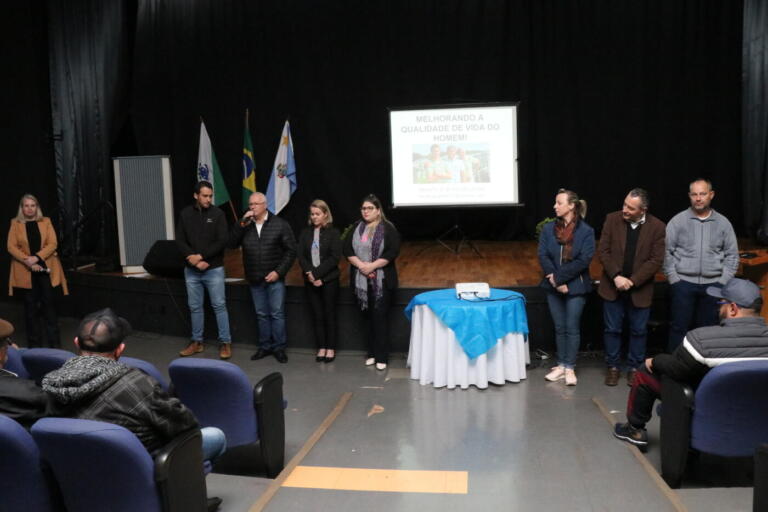 Agosto Azul inicia com palestra-show sobre qualidade de vida dos homens em Pato Bragado