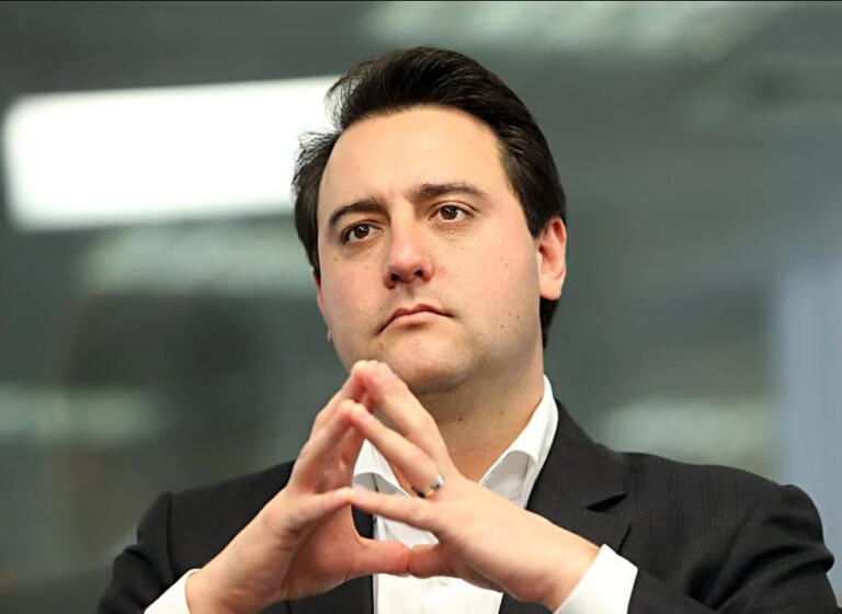 Com 50% das urnas apuradas, Ratinho Junior mantém 69,7% dos votos válidos