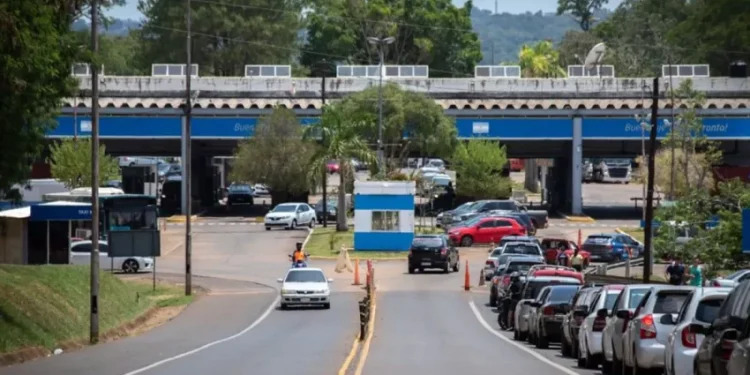 Quase metade dos brasileiros e paraguaios desistem de passar para a Argentina pela demora na fiscalização