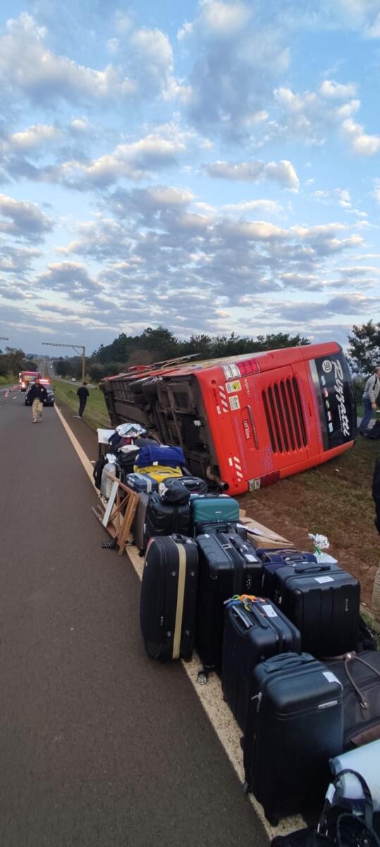 Ônibus com 27 passageiros tomba na região e deixa seis feridos