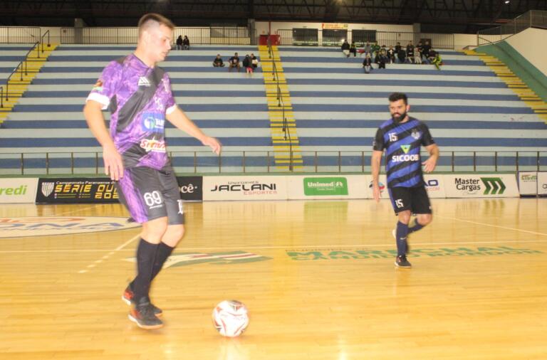 Barões da Pisadinha goleia e assume o 2º lugar no Grupo D no Municipal de Futsal