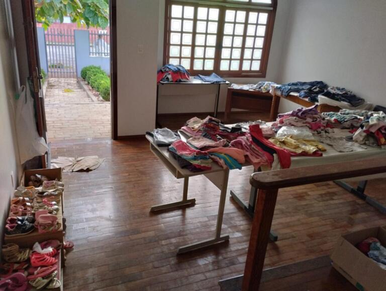 Grupo Mãos de Rosa promove feira de roupas para crianças até seis anos