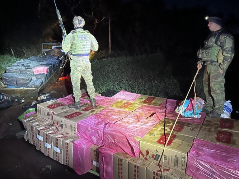 BPFron e Polícia Federal apreendem embarcações carregadas com cigarros contrabandeados em Guaíra