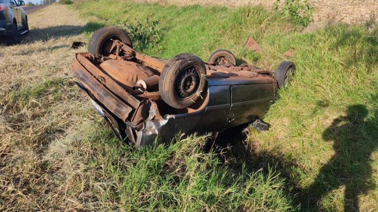 Veículo em mau estado de conservação capota na BR-163 entre Marechal Rondon e Mercedes