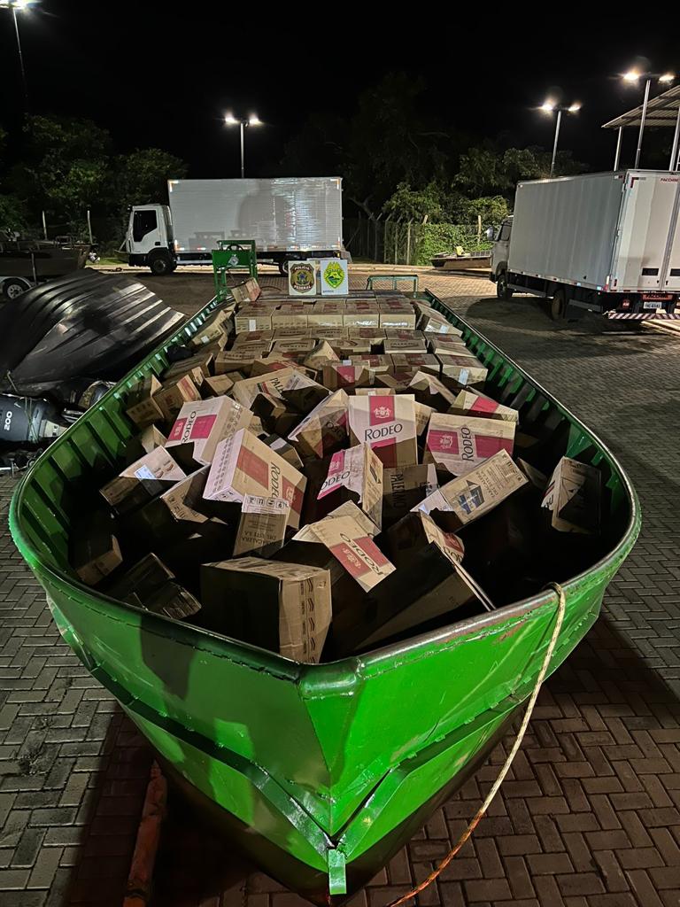 Caminhões e embarcação carregada com 25 mil pacotes de cigarro são apreendidos em Porto Mendes