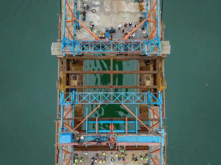 Vídeo mostra instalação da última aduela da Ponte da Integração, unindo Brasil ao Paraguai