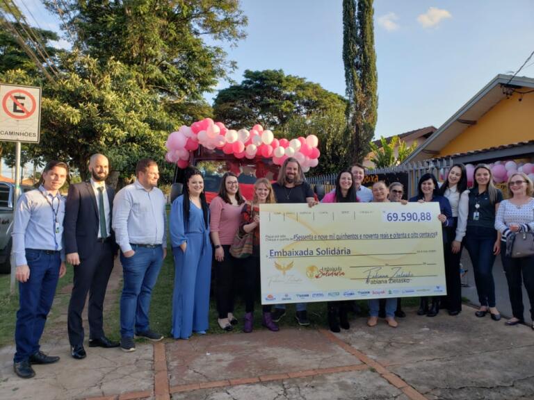 Embaixada Solidária recebe utilitário doado pela escritora Fabiana Zielasko