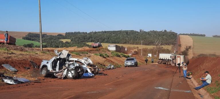 Grave acidente entre dois veículos e um bitrem deixa um morto e cinco feridos entre Toledo e São Pedro do Iguaçu