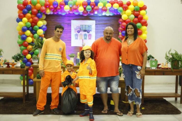 Criança de três anos comemora aniversário com temática inusitada e chama garis para participar da festa