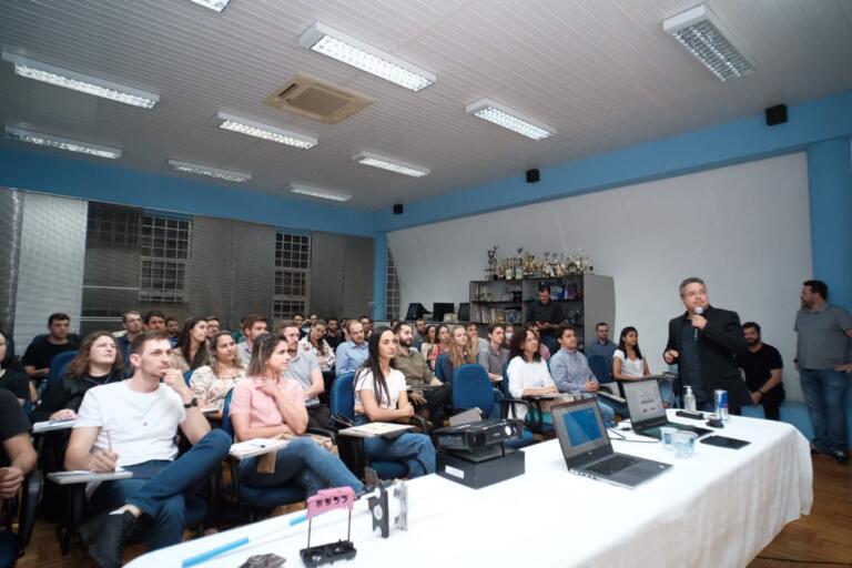 Engenheiros e arquitetos percorrem quilômetros atrás de aprimoramento