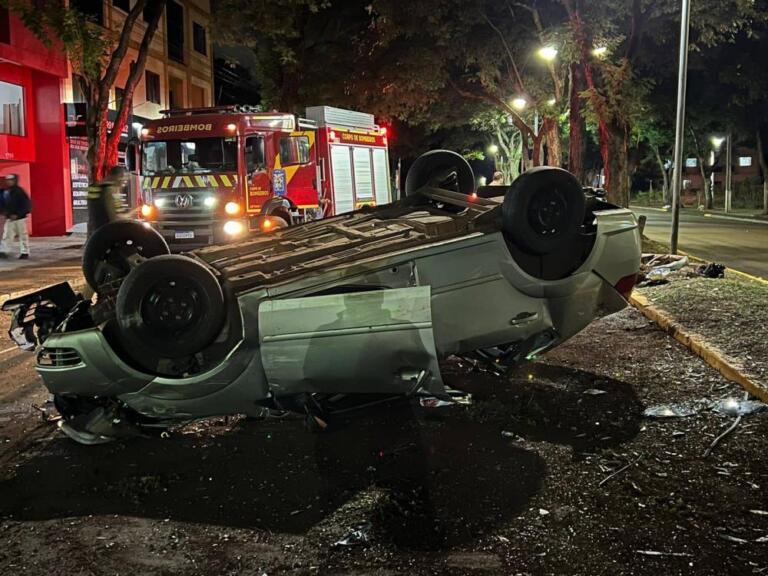 Veículo é fechado por outro automóvel e capota na Avenida Maripá