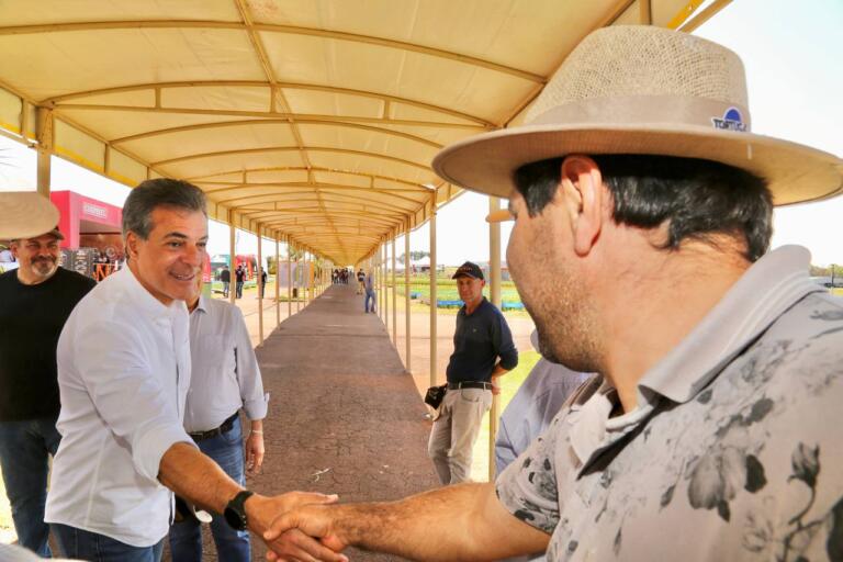 Em visita ao Show Rural, Beto Richa reafirma compromisso com setor