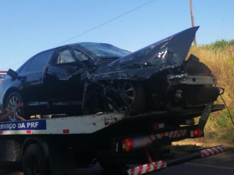 Carro de luxo fica destruído ao bater com caminhão na BR-163 entre Mercedes e Guaíra