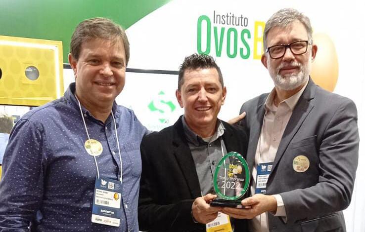 Instituto de Ovos Brasil homenageia Jornal O Presente Rural durante SIAVS 2022