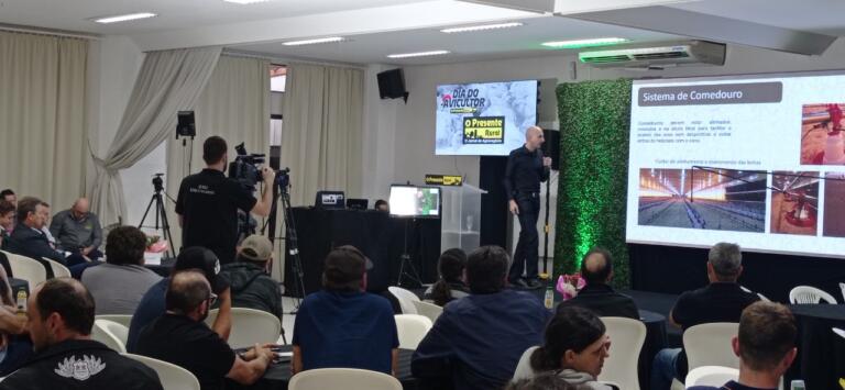 Dia do Avicultor O Presente Rural/Lar evidencia produtor e alcança público superior a 800 pessoas