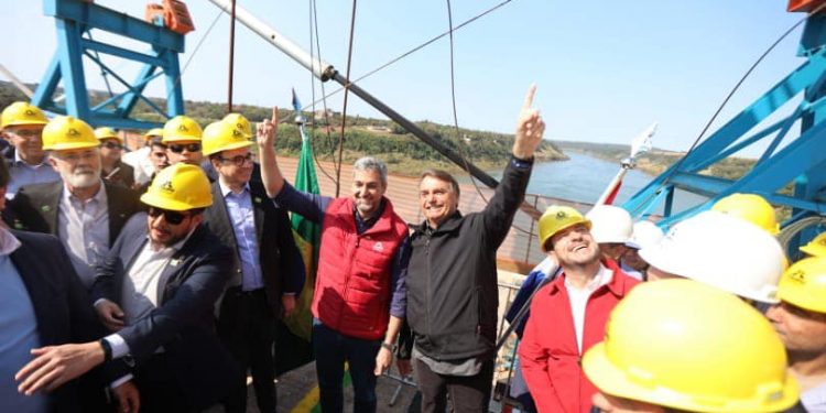 Bolsonaro visita obras de ponte na fronteira com Paraguai e fala em ampliar produção de pescados