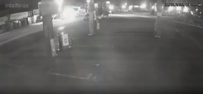 Empresário oferece recompensa por informações de homens que atiraram em conveniência e quebraram posto