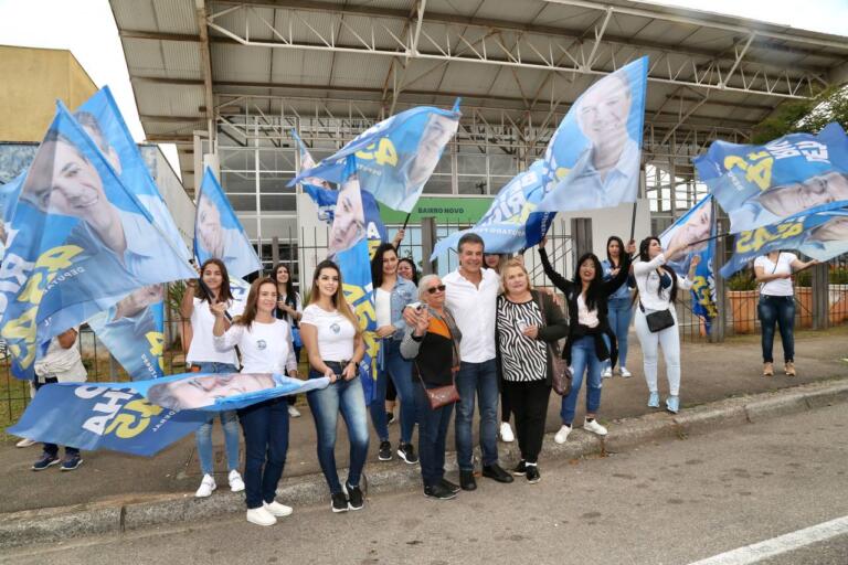 Richa lança campanha a deputado federal com caminhada em Curitiba