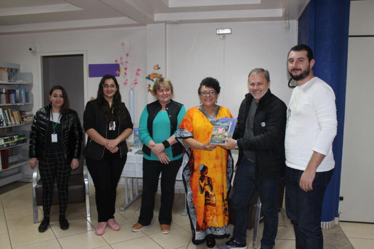 Poeta rondonense repassa obras para as bibliotecas de Marechal Rondon