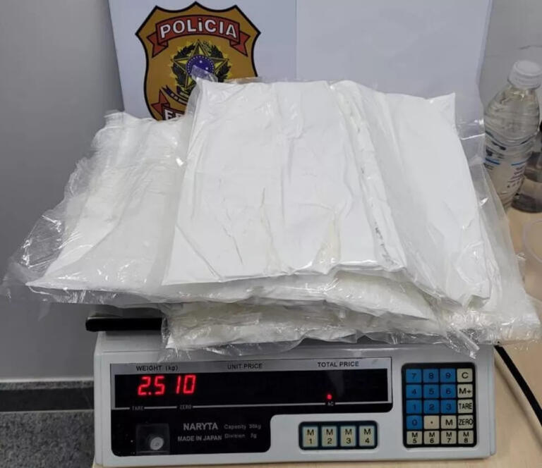 Paraguaia que viajaria para a Espanha é presa com cocaína amarrada às pernas em Foz do Iguaçu