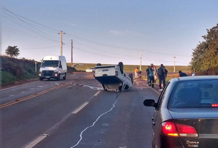 Condutor perde controle da direção e capota com veículo que transportava morangos em Marechal Rondon