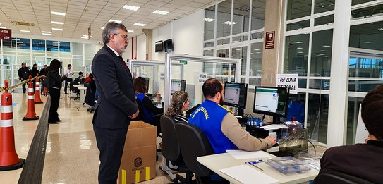 Urnas eletrônicas são preparadas para as eleições no Paraná