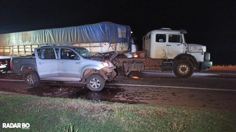 Colisão entre carreta e Hilux deixa condutor gravemente ferido na BR-163 em Toledo