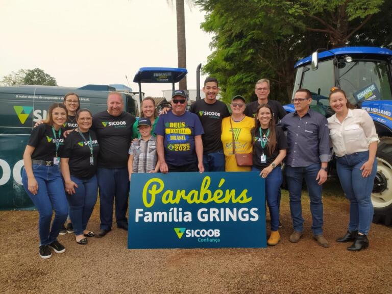 Sicoob Confiança entrega Trator Solidário em Quatro Pontes