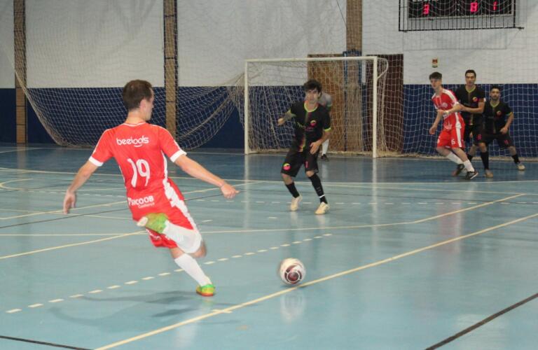 Rovinni FC, nos pênaltis, e AACC, com goleada, avançam no Municipal de Futsal
