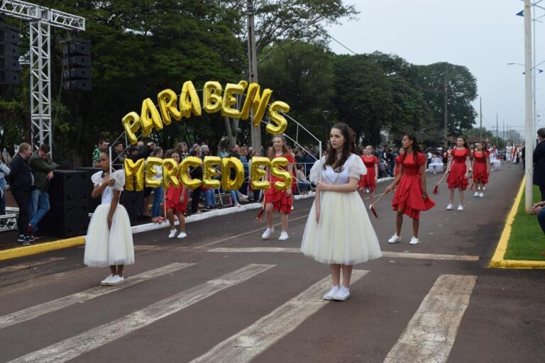 Desfile cívico-militar encerra comemorações aos 30 anos de Mercedes