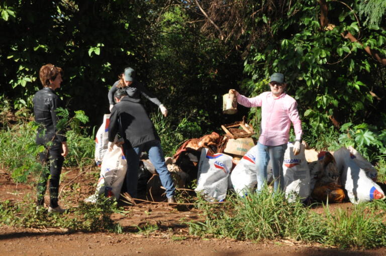 Sesc e entidades organizadas realizam mutirão de limpeza no Bosque dos Pioneiros e Arroio Borboleta