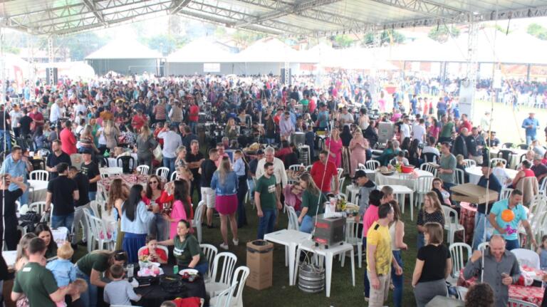 Cerca de cinco mil pessoas participam da Festa Nacional do Costelão em Mercedes