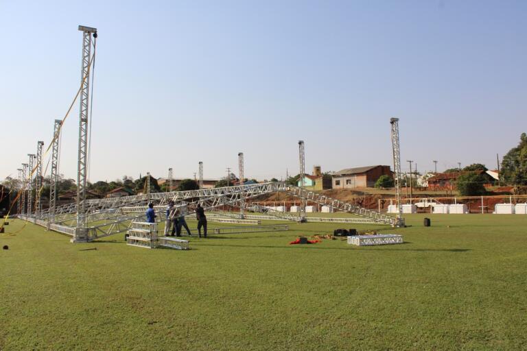 Inicia a montagem das estruturas metálicas para a Festa de Mercedes