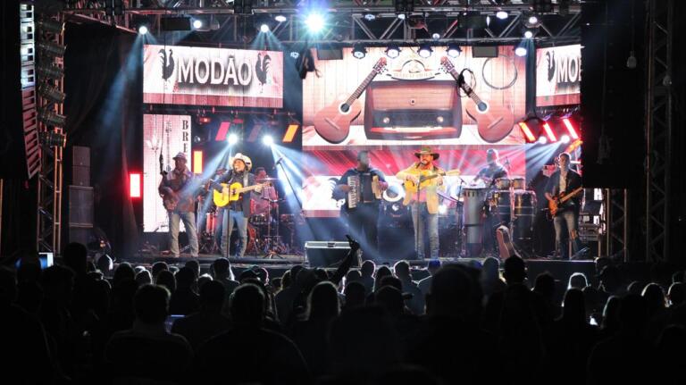 Abertura da festa aos 30 anos de Mercedes tem recorde de público; veja fotos