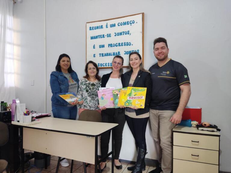 Rotary 25 de Julho repassa materiais didáticos à Escola Bento Munhoz