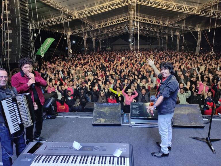 Show com Teodoro e Sampaio embala multidão em Mercedes; neste domingo tem Festa do Costelão Recheado