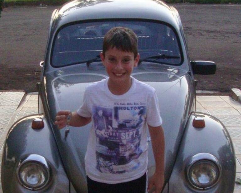 Jovem de 18 anos tira CNH e realiza sonho de dirigir fusca que comprou com 10 anos de idade no Paraná