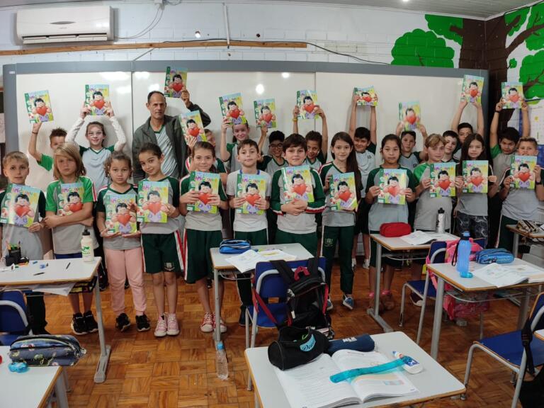 Alunos de escola rondonense recebem exemplares de revista