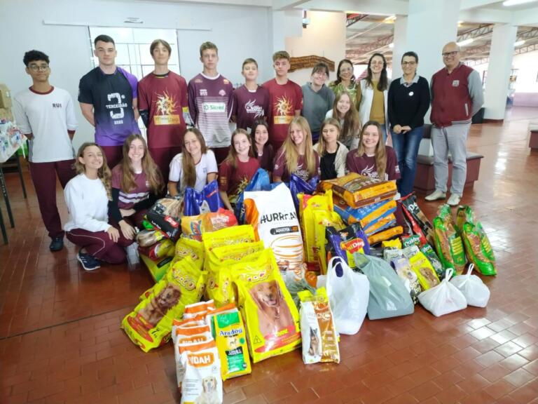 Rui Barbosa entrega aproximadamente 400 quilos de ração à ONG Arca de Noé