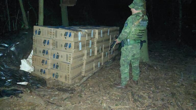 BPFron apreende 4,4 mil pacotes de cigarros abandonados na mata em Mercedes