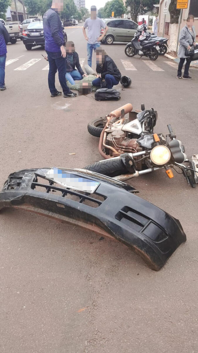 Condutor colide contra moto e foge deixando para-choque no local do acidente em Marechal Rondon